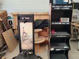 une photo d'un homme à vélo dans un garage