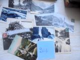 de nombreuses cartes postales anciennes posées sur une table, avec un petit mot dessus
