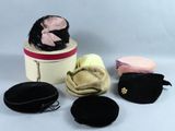 de nombreux chapeaux posés sur une boîte à chapeaux