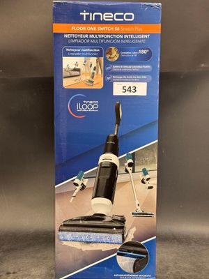 un carton contenant un aspirateur posé sur un plan de travail