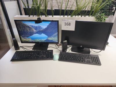 deux écrans d'ordinateur et un clavier sur un bureau