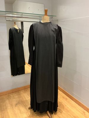 une photo d'une robe posée sur un mannequin dans une pièce