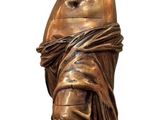 statue en bronze représentant une femme tenant un vase sur un socle