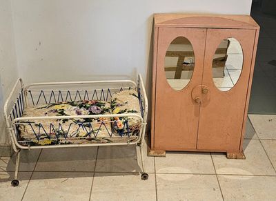 10 / CHmur C / Mobilier de poupée comprenant : un lit …