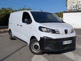 la camionnette blanche est garée sur le côté de la route