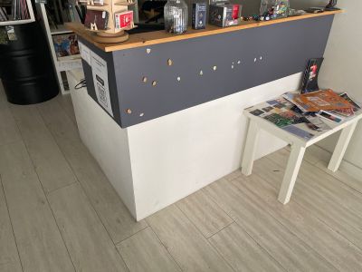 une petite table avec un petit tabouret devant