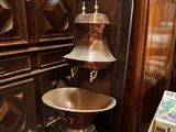 un grand meuble en bois dans le coin d'une pièce