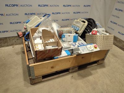 une boîte en bois remplie de matériel médical divers