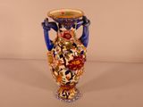 un vase avec un motif floral posé sur une table