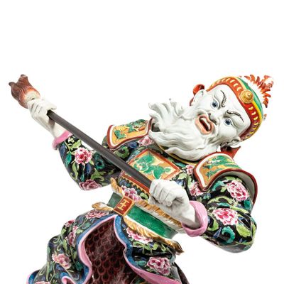 figurine chinoise représentant un homme tenant un bâton et vêtu d'un costume coloré