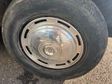 un gros plan sur un pneu crevé de voiture