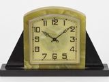 une image représentant une horloge jaune avec des aiguilles noires sur fond blanc
