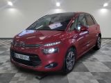 la voiture rouge est garée sur un sol en damier dans le garage