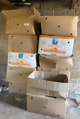 de nombreuses boîtes empilées dans une pièce