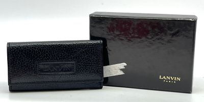 LANVIN. Porte-clés en cuir noir, gauffré de la marque.