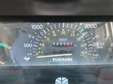 un gros plan du compteur de vitesse d'un véhicule