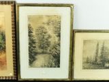 trois photos encadrées représentant des arbres, posées sur une étagère contre un mur