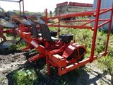 une machine rouge qui est garée dans l'herbe