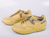 baskets Nike Air Max jaunes sur fond blanc