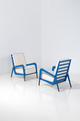 une paire de fauteuils bleu et blanc dans une pièce blanche