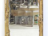 un miroir posé sur une table