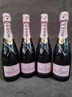 trois bouteilles de champagne sont alignées sur une table
