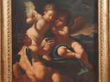 une image représentant un tableau où l'on voit deux anges sur une couverture rouge