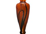 un vase marron orné d'un motif noir