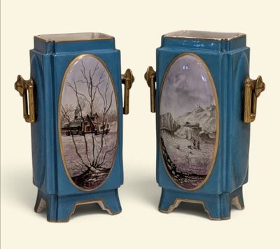 deux vases bleus décorés de motifs, posés sur une table