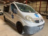 une camionnette blanche sur le flanc de laquelle est peinte une croix bleue