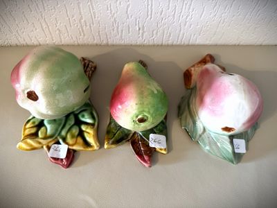 trois figurines d'oiseaux posées sur une table