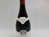 une bouteille de vin posée sur une table