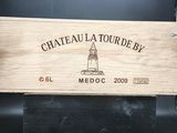 une boîte en bois avec une étiquette de vin