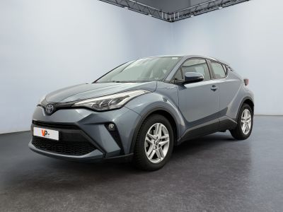 La Toyota C-HR est garée dans une grande pièce