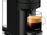 La cafetière se trouve à côté d'une tasse de café