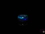 l'image d'une boule de verre bleue dans l'obscurité