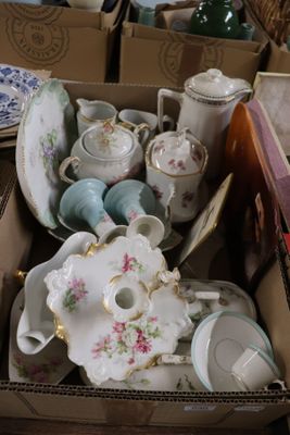 une boîte remplie de tasses à thé et de soucoupes posée sur une table