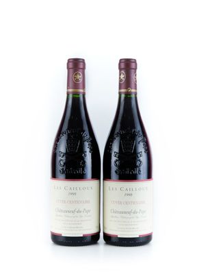 deux bouteilles de vin rouge posées l'une à côté de l'autre sur une surface blanche