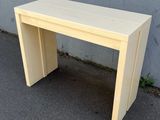 un banc blanc posé sur le trottoir