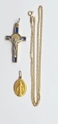 une croix, une médaille et un collier sur un fond blanc