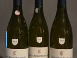 trois bouteilles de vin posées sur une table l'une à côté de l'autre