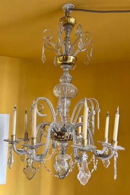 un lustre suspendu au plafond