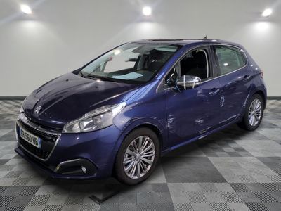 La voiture bleue est garée sur un sol en carrelage à damier.