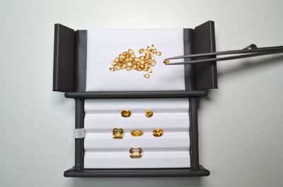 Un lot de 18 cts environ de citrines facettées (poids et tai…