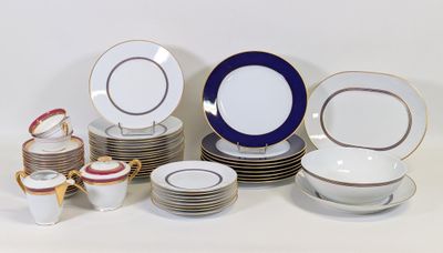 beaucoup d'assiettes et de tasses posées sur la table