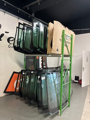beaucoup de verres posés sur un support dans une pièce
