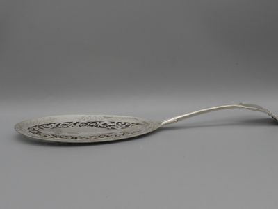 Mappin & Webb, pelle à poisson ajouré et à décor d'un saumon…