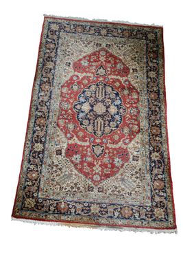 un tapis rouge et bleu sur fond blanc, avec un fond blanc