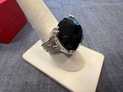 une image représentant une bague sertie d'une grosse pierre noire