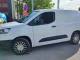 la camionnette blanche est garée sur le parking à côté du bâtiment